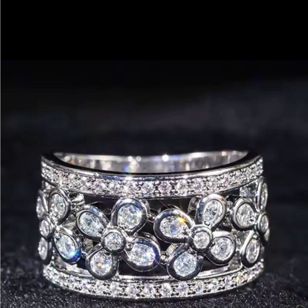 NEW Elegant Silver Floral Ring